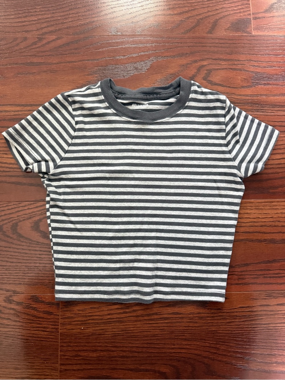 Hollister Women’s XS Gray Striped Cropped Baby Tee Short Sleeve Fitted Top